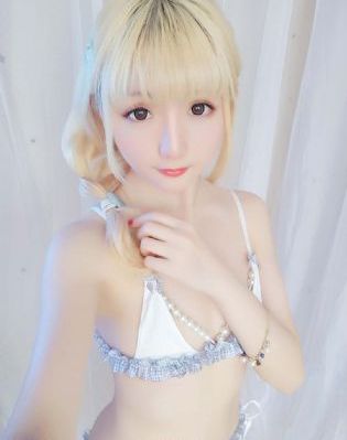 老赵揉搓着娇妻的大乳视频